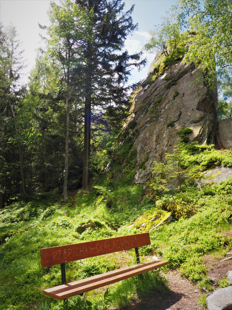 Ławka pomiędzy skałami z wyrytymi imionami Trzech Sióstr