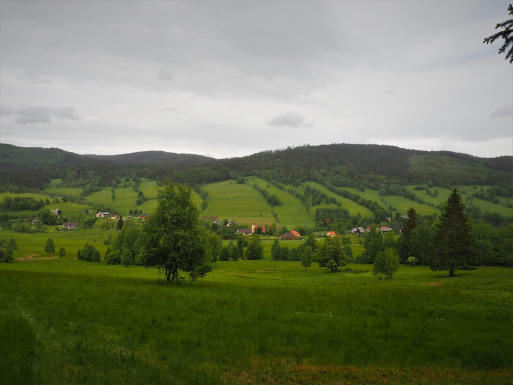 Stary Gierałtów widziany ze szlaku