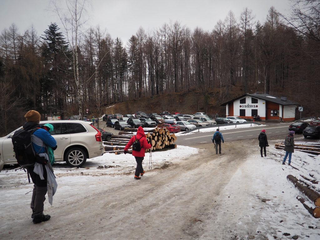 Parking na Przełęczy Przegibek