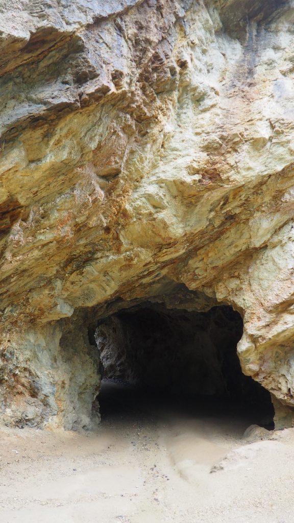 Skalny tunel prowadzący do Jeziorka Żółtego. Kolorowe Jeziorka