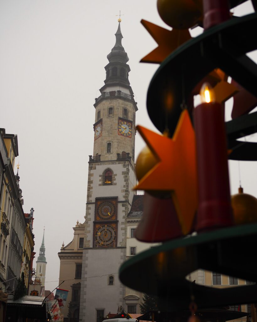 Ratusz na Rynku Dolny w Görlitz. W tle wieża kościoła św. Trójcy na Rynku Górnym