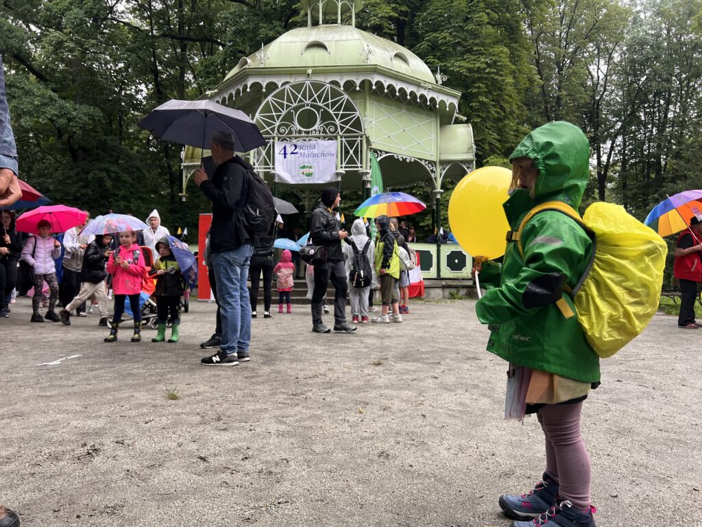 Rajd Maluchów zaczyna się przy zabytkowej altanie w parku miejskim w Prudniku