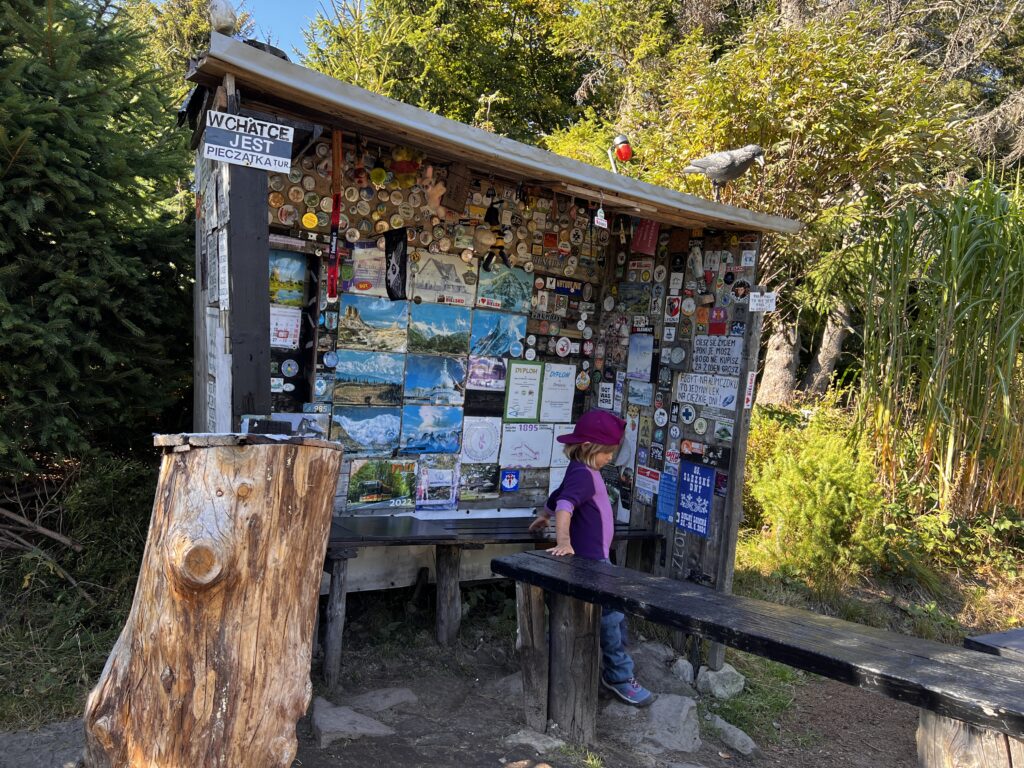 Przed szczytem Klimczoka znajduje się specyficzna chatka