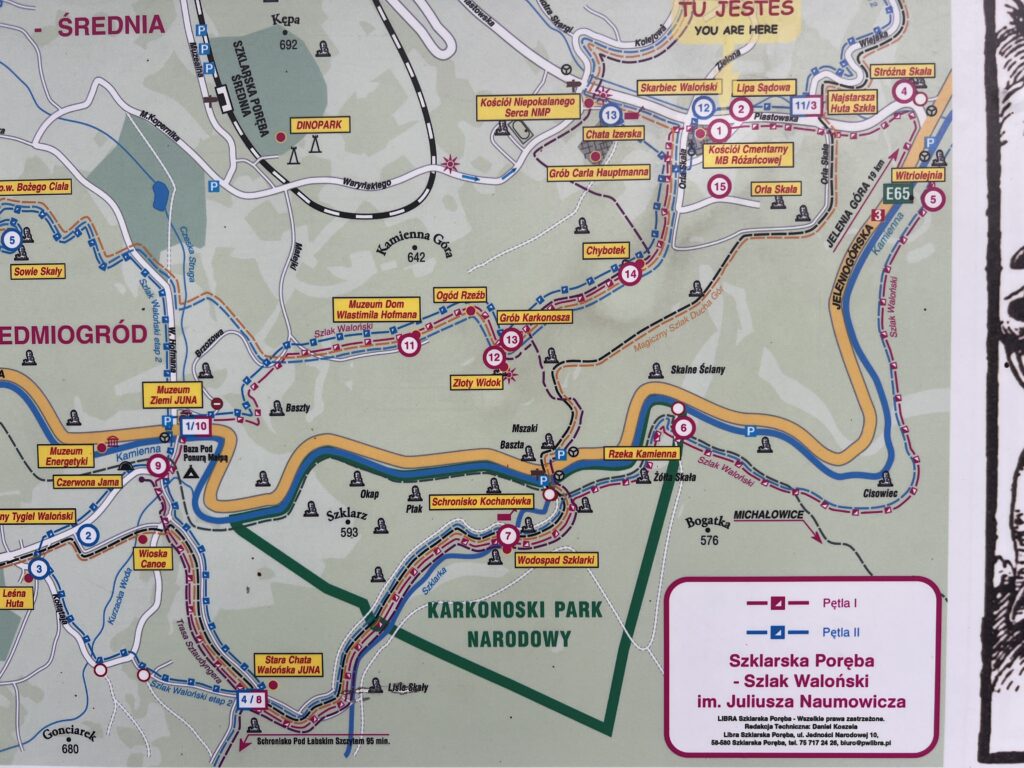 Przy kościele Matki Bożej Różańcowej znajduje się mapa Szlaku Walońskiego