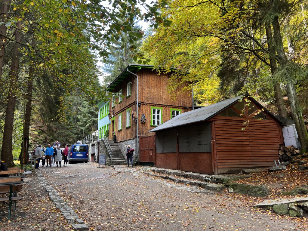 Schronisko Kochanówka obok wodospadu Szklarki